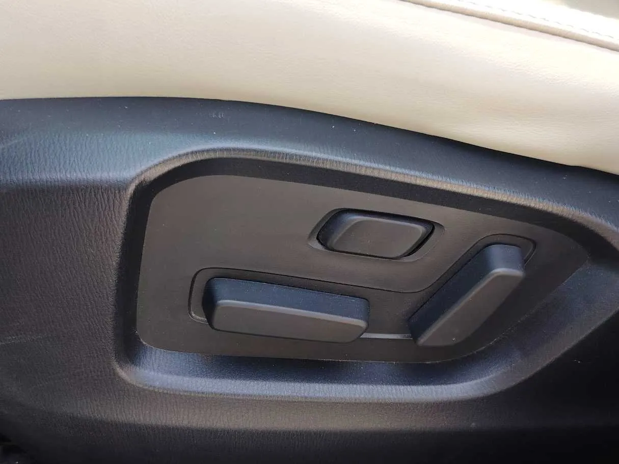 Car image 27