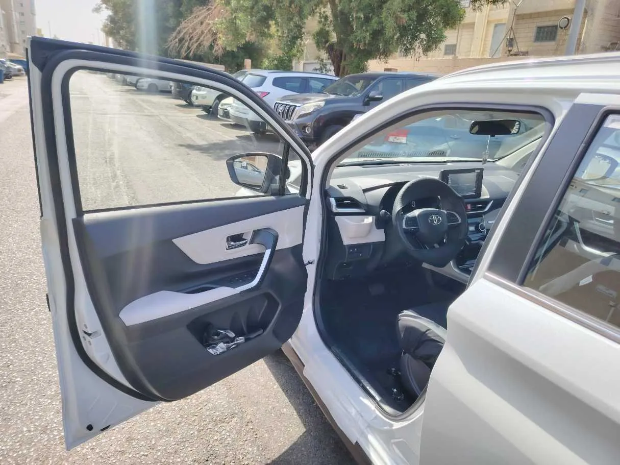 Car image 12