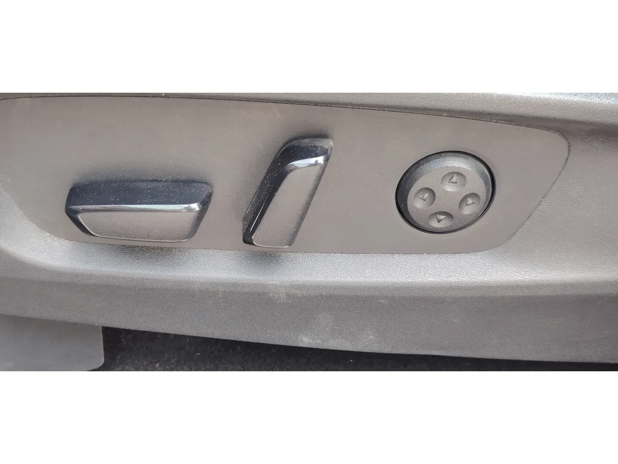 Car image 32