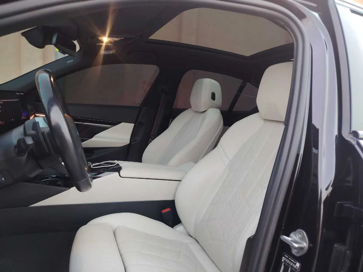 Car image 15