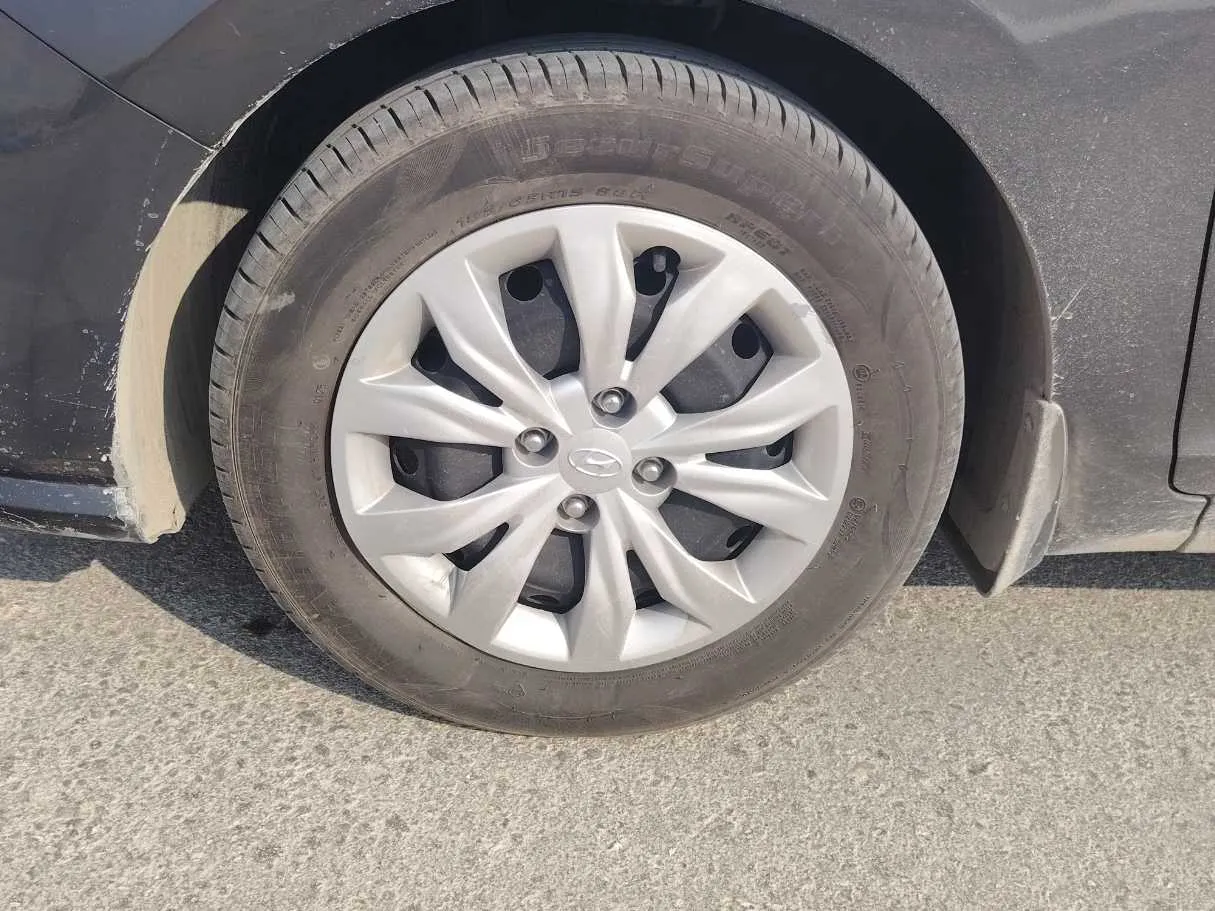 Car image 10