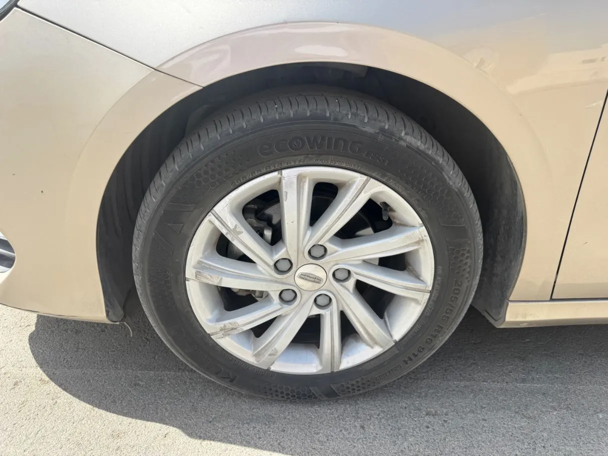 Car image 9