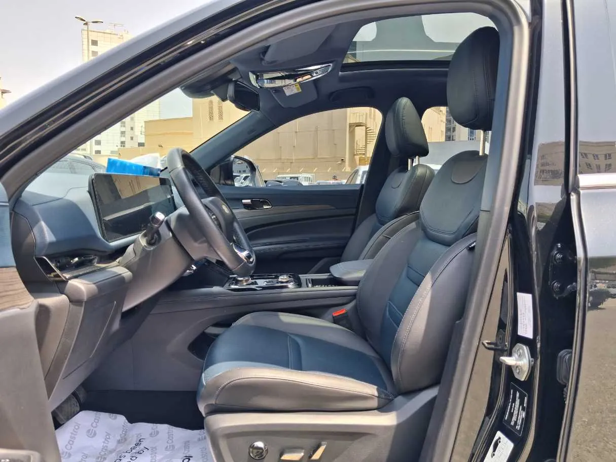 Car image 12