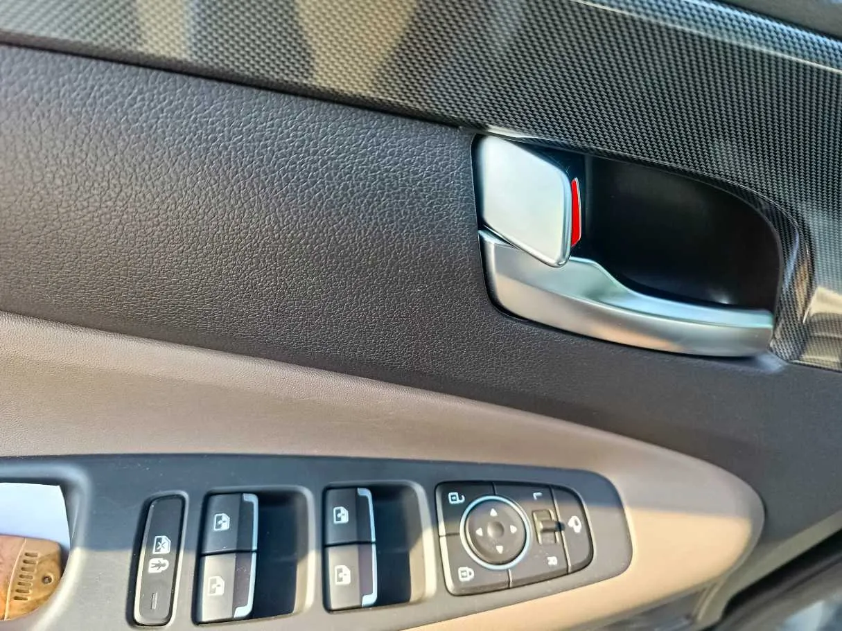 Car image 34