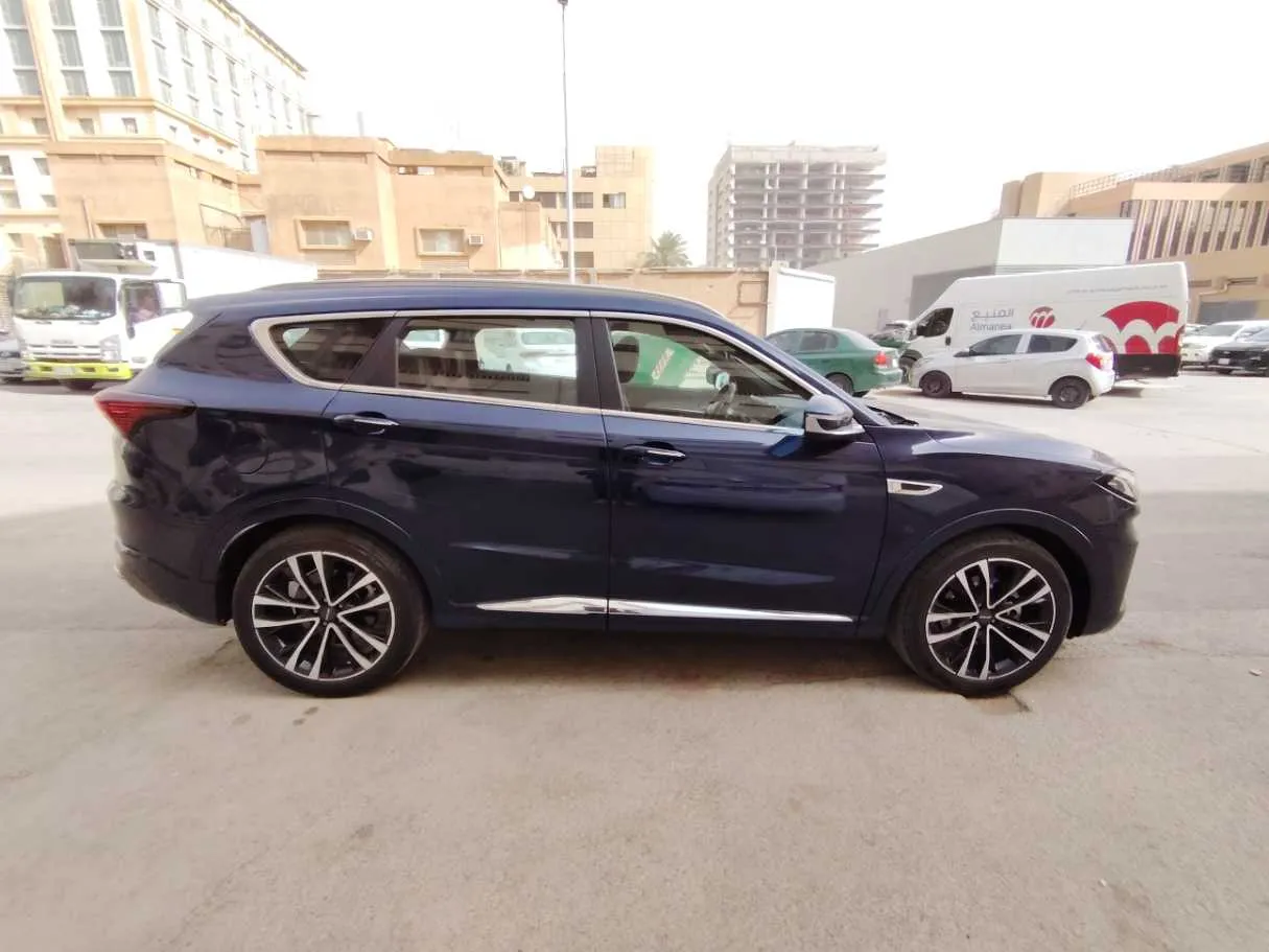 Car image 4
