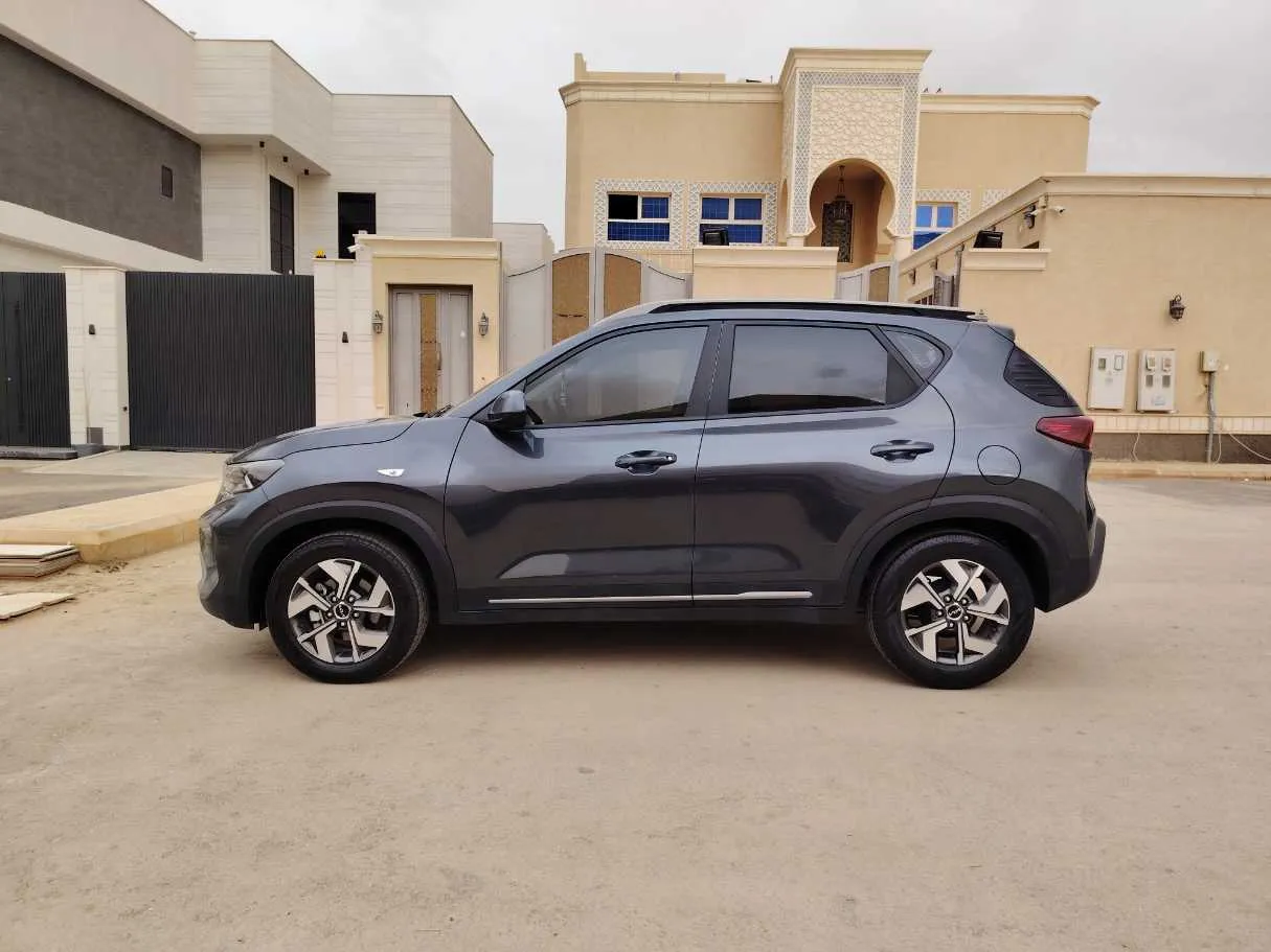 Car image 8