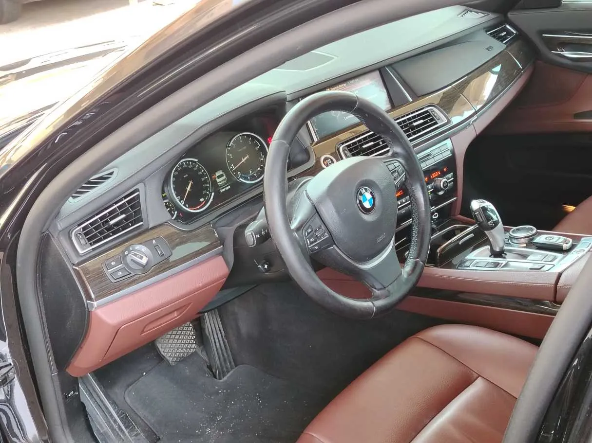 Car image 12