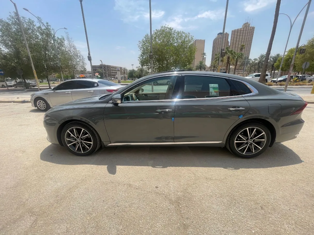 Car image 8