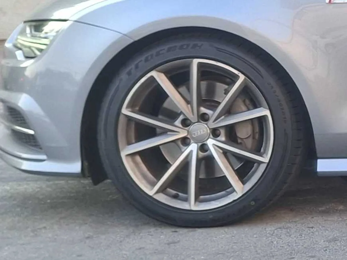 Car image 9