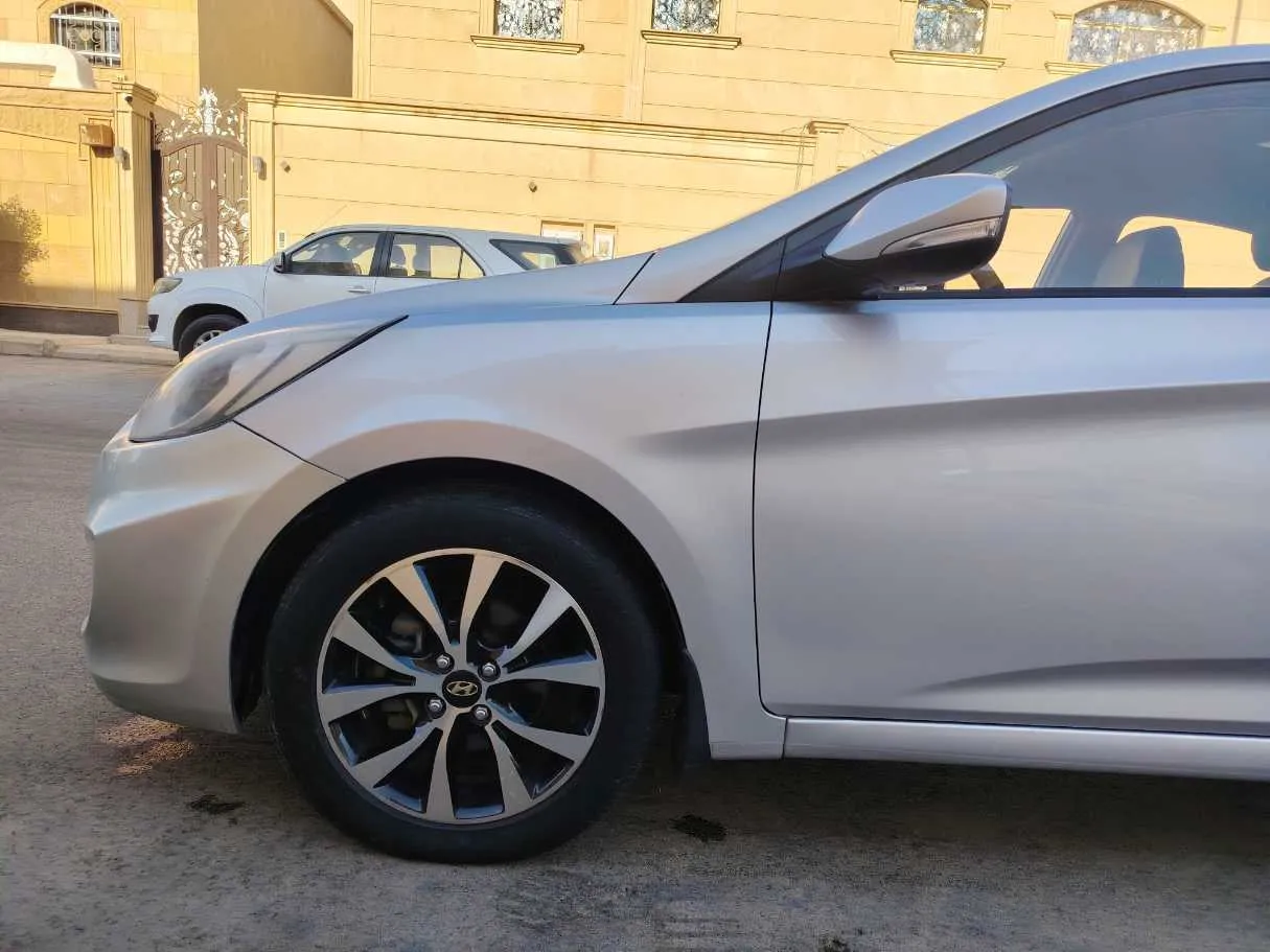 Car image 9