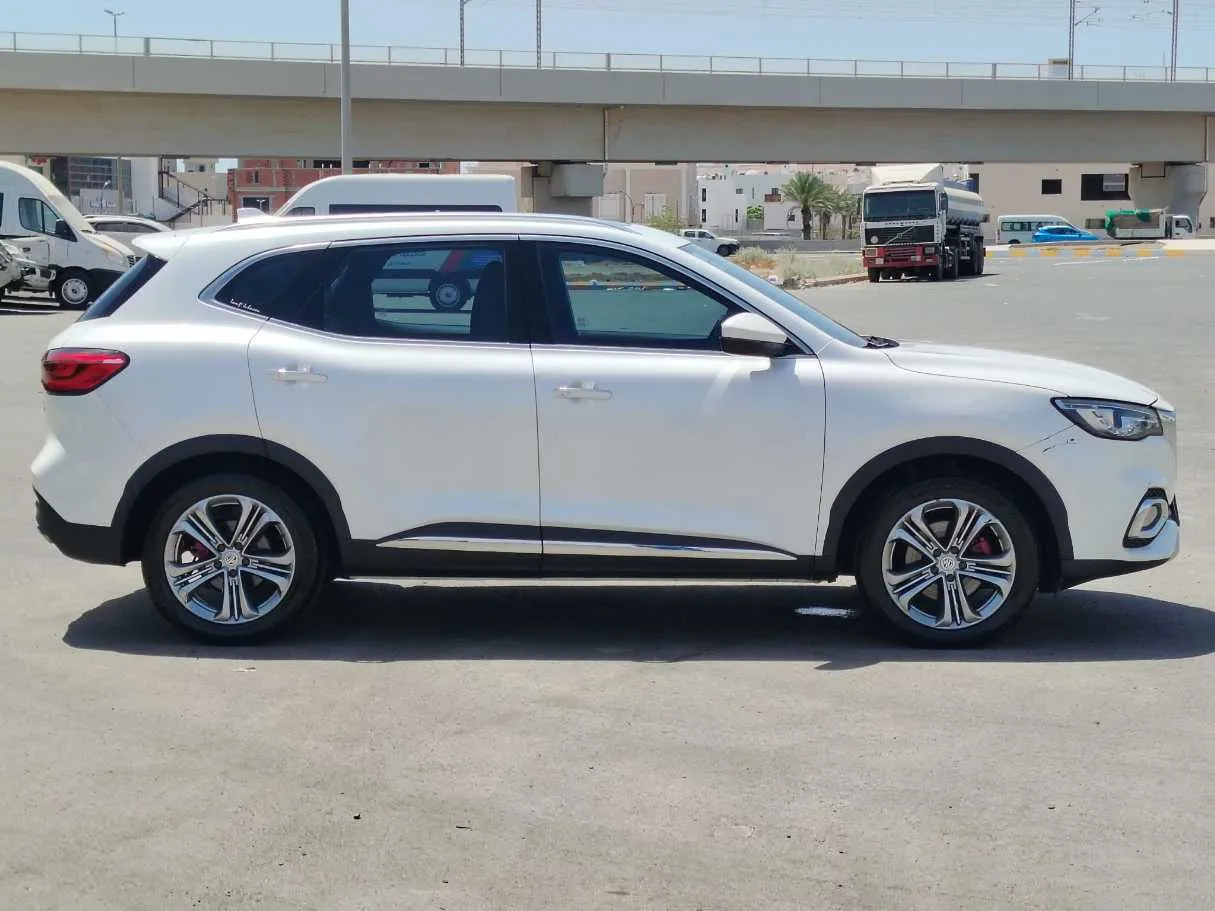 Car image 4