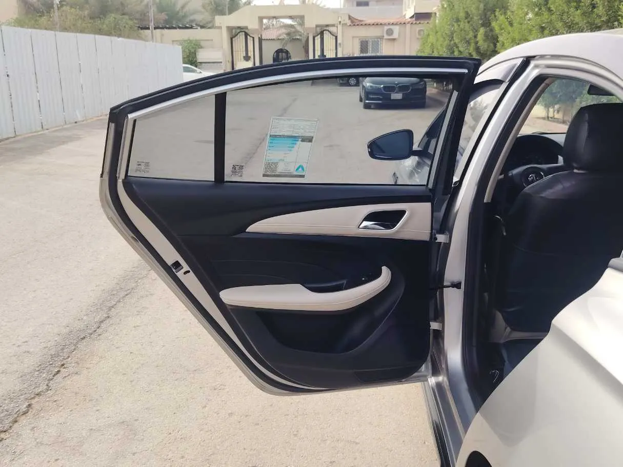 Car image 15