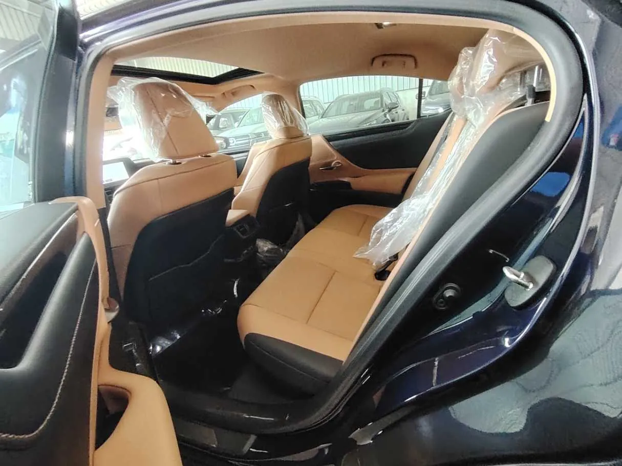 Car image 17