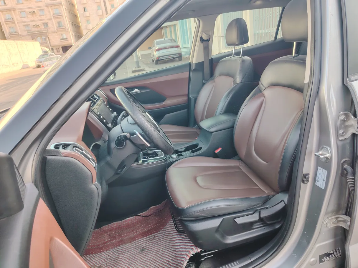 Car image 12
