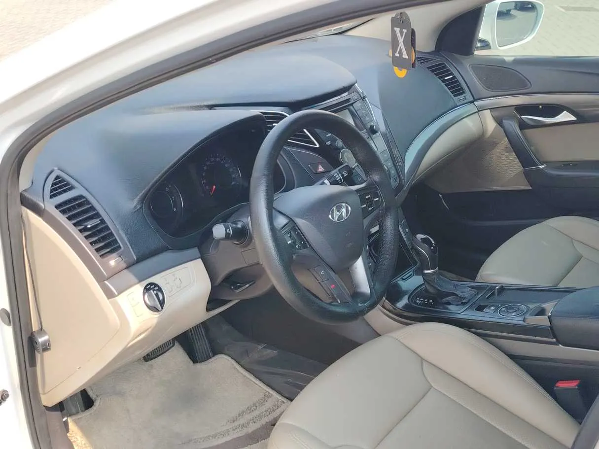 Car image 11