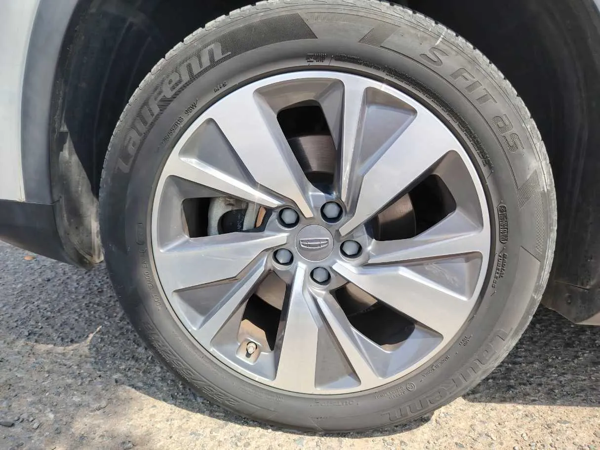 Car image 10