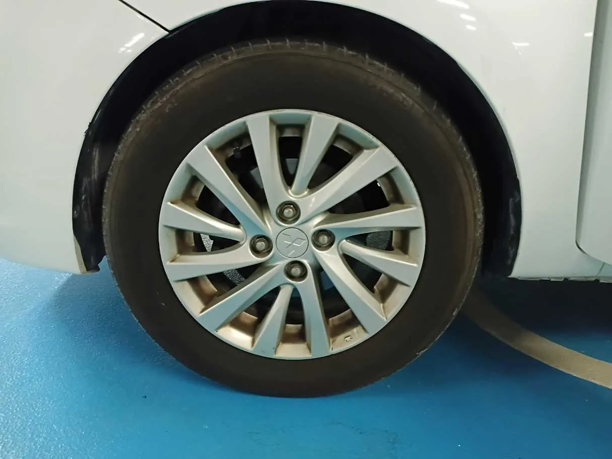 Car image 9