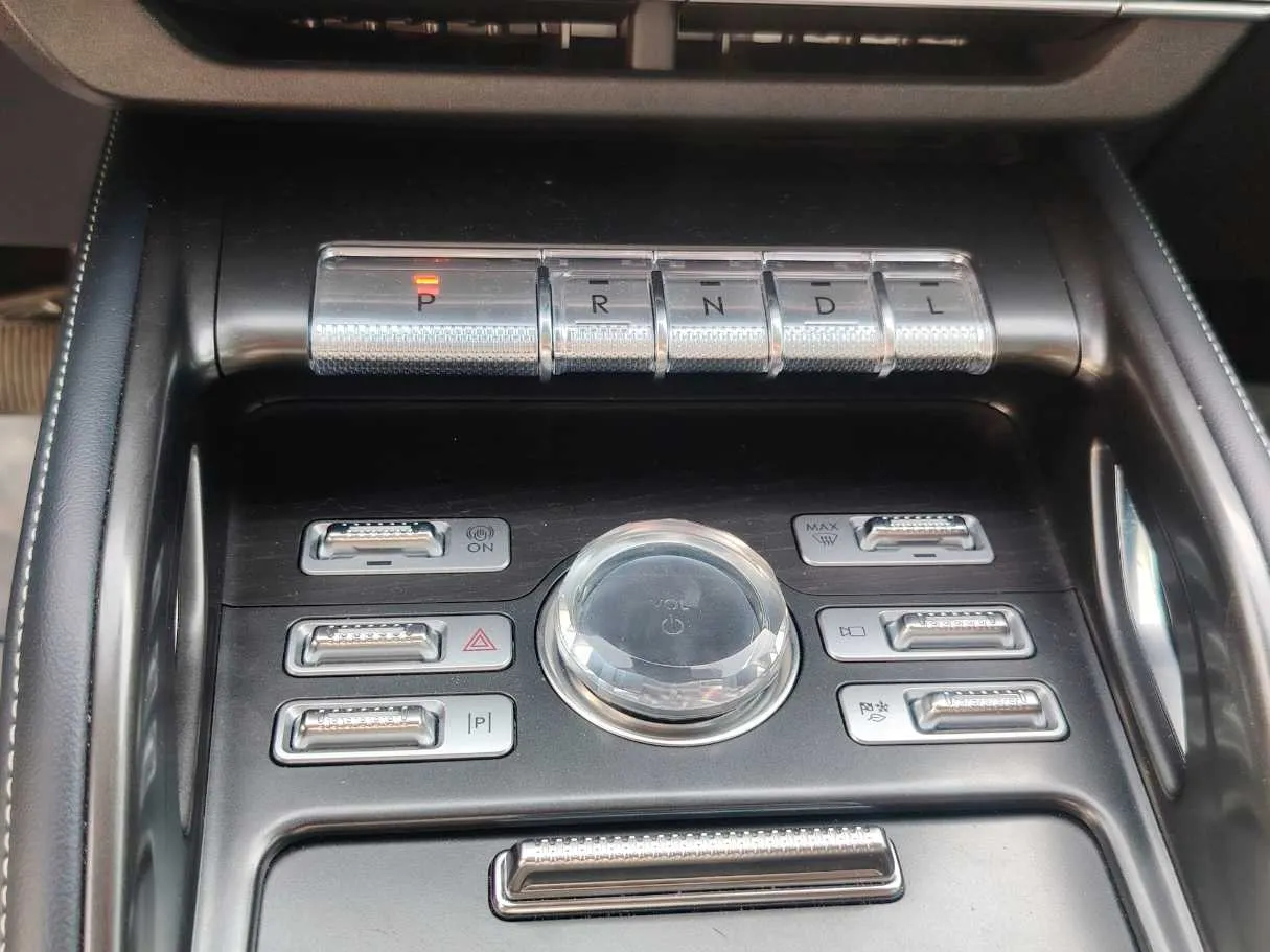 Car image 16