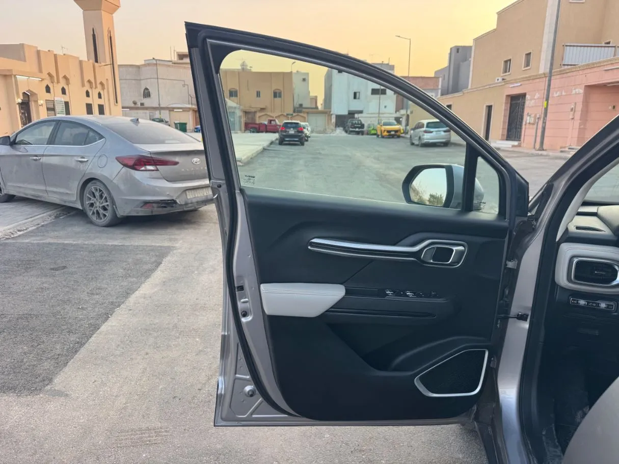 Car image 10
