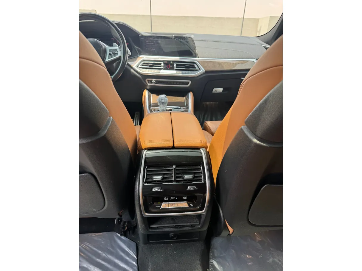 Car image 26