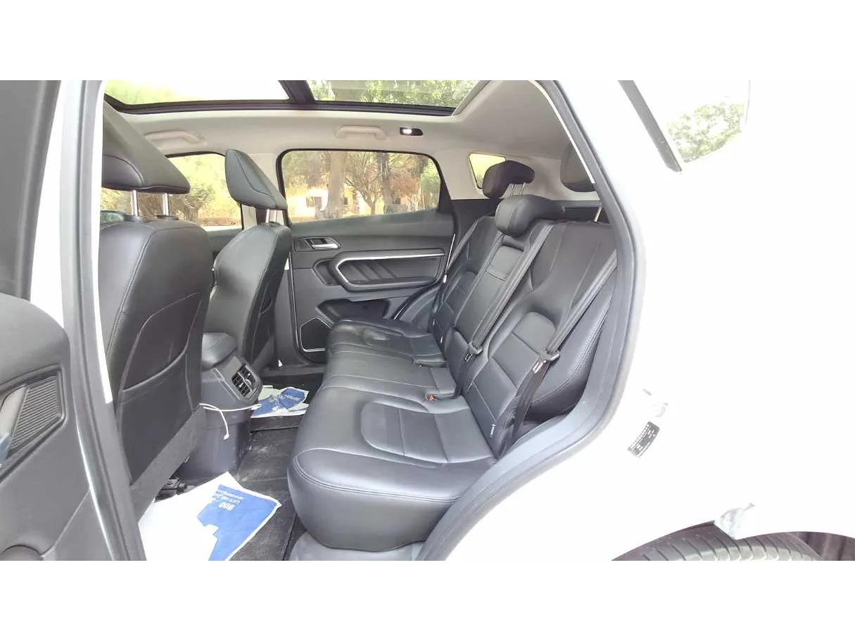 Car image 13