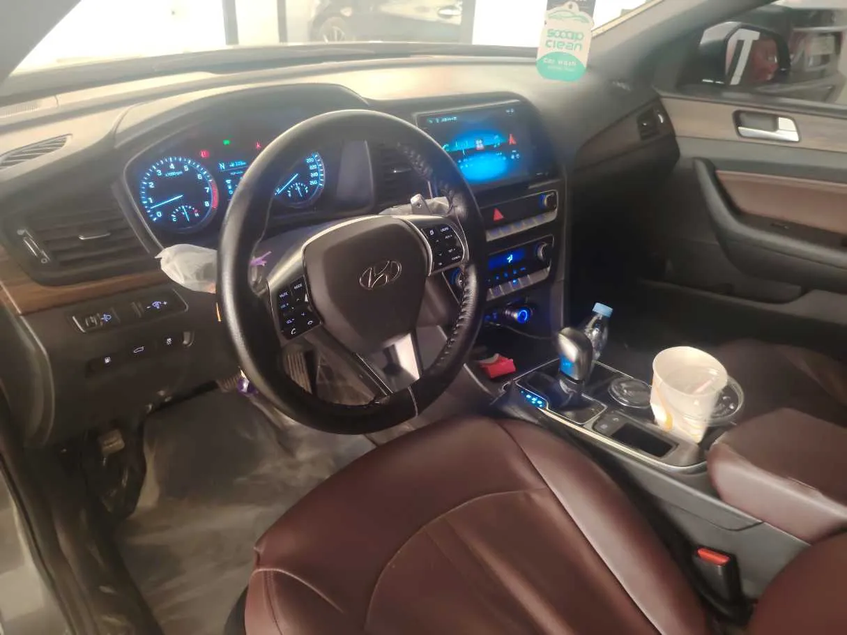 Car image 11