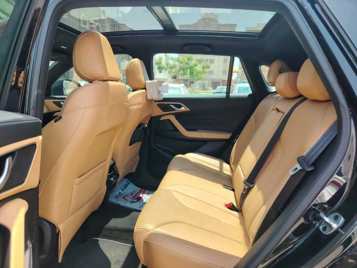 Car image 18