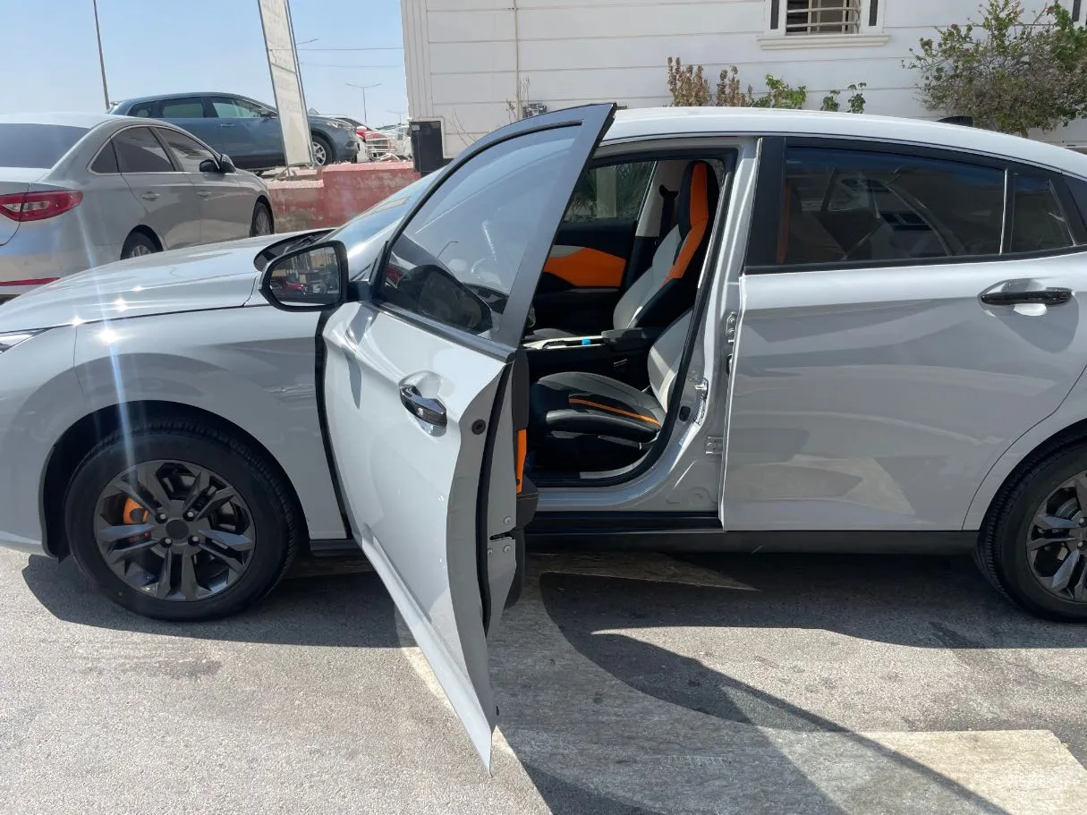 Car image 12