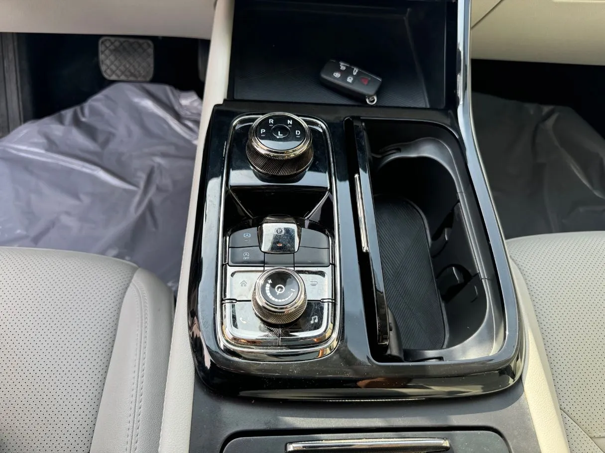 Car image 18