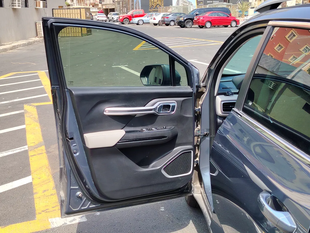 Car image 10
