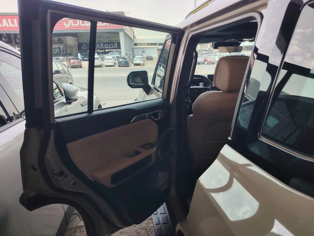 Car image 18