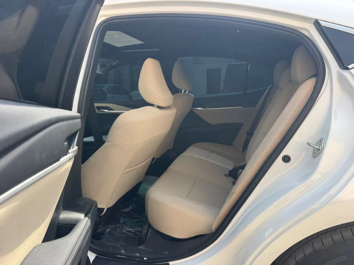 Car image 13