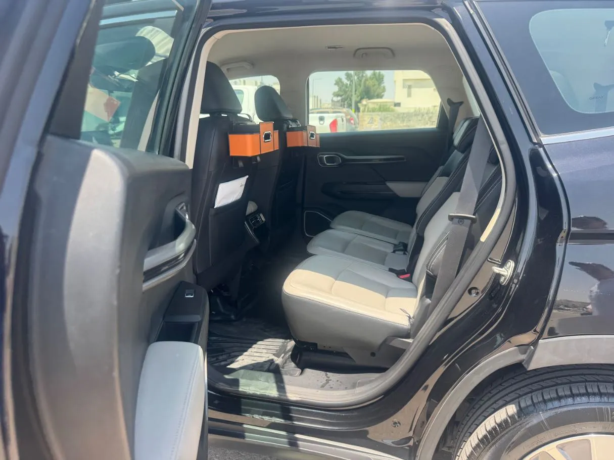 Car image 13