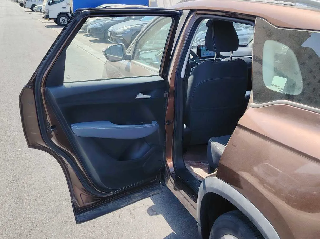 Car image 13