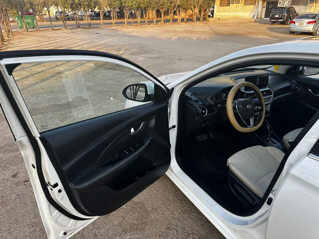 Car image 11