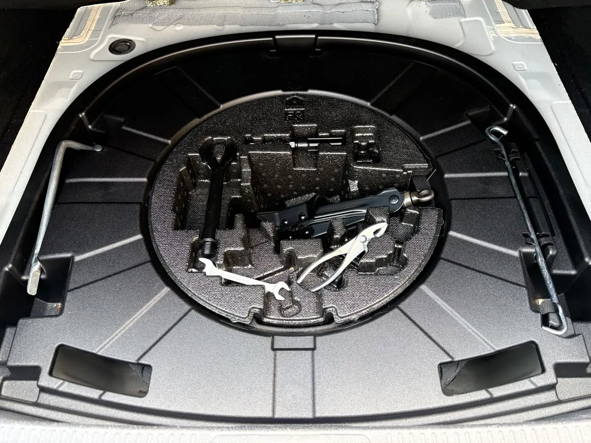 Car image 32