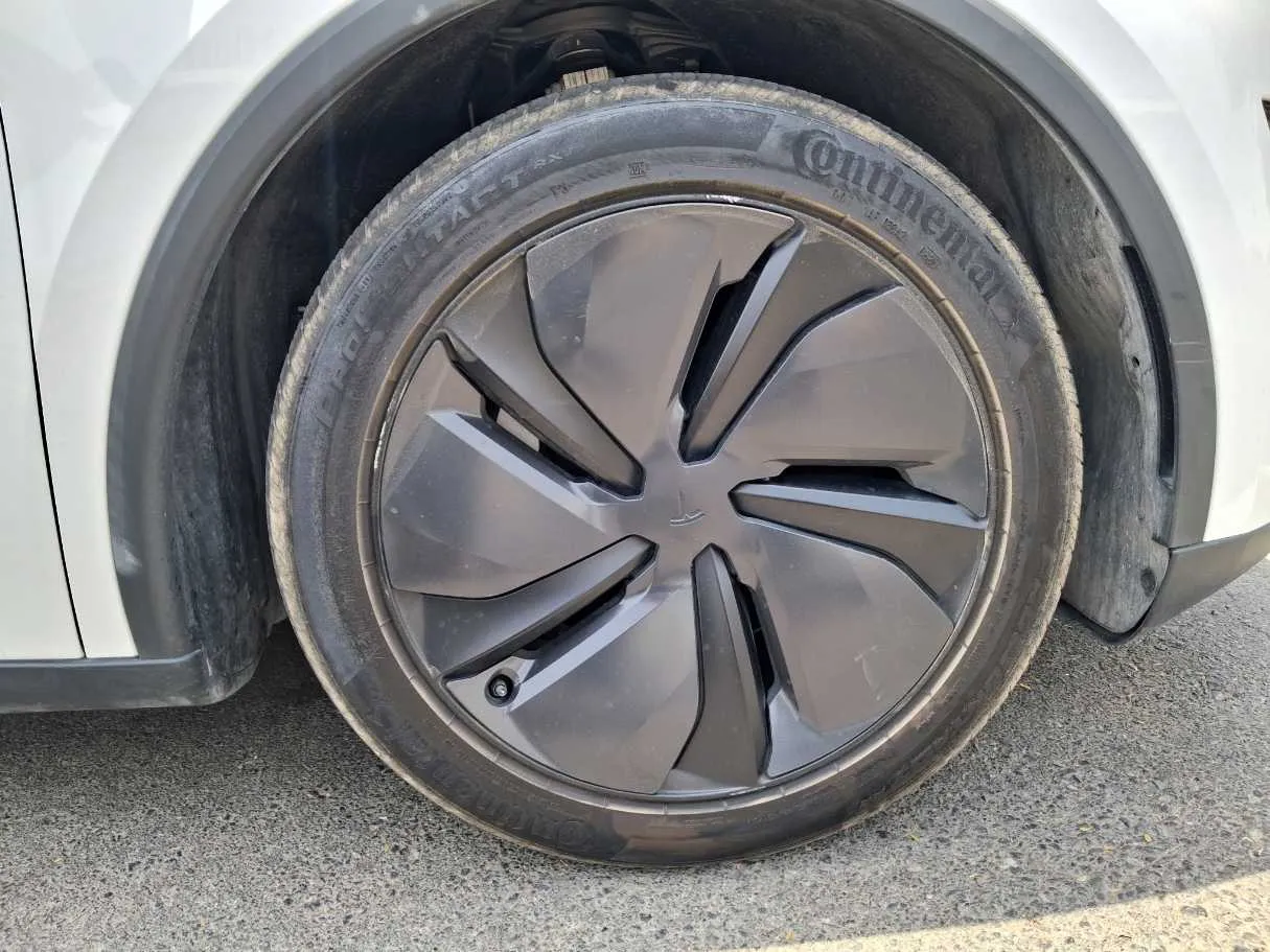 Car image 9