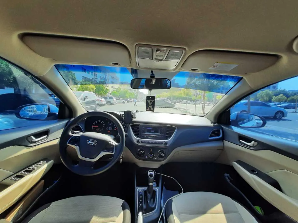 Car image 14