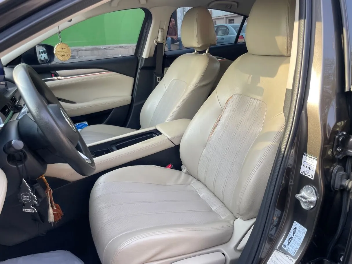 Car image 13
