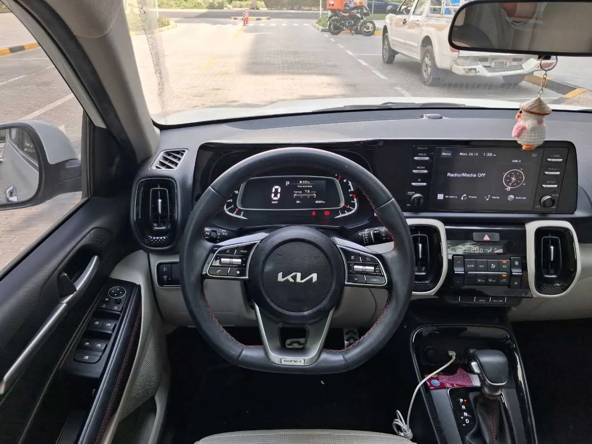 Car image 17