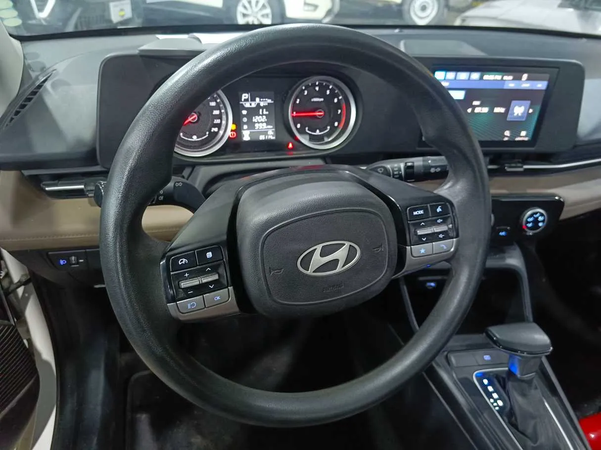 Car image 9
