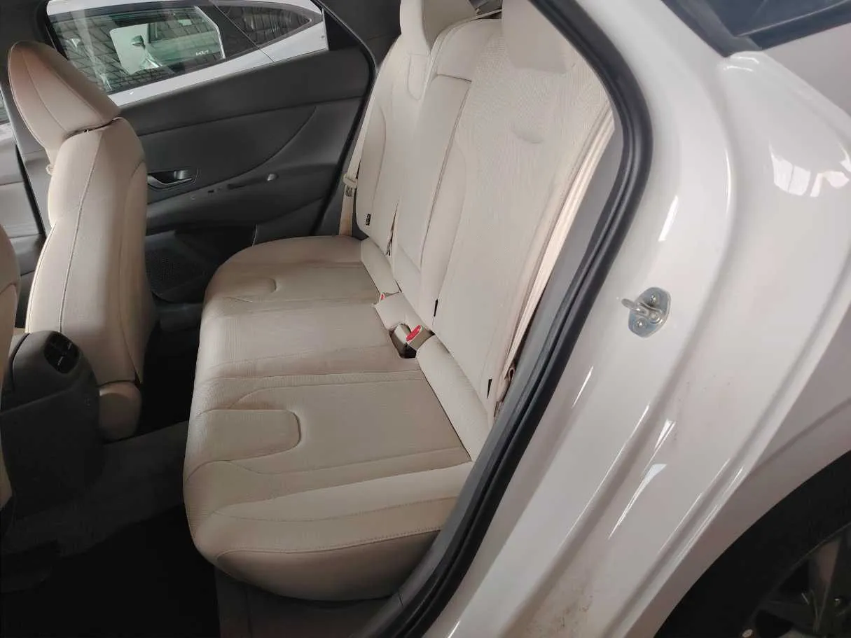 Car image 17