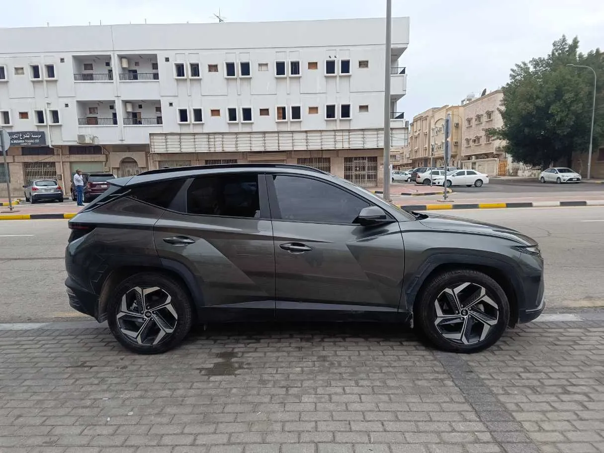 Car image 4