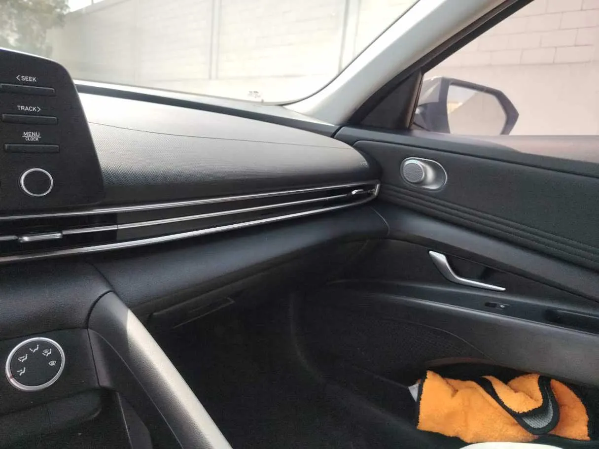 Car image 30