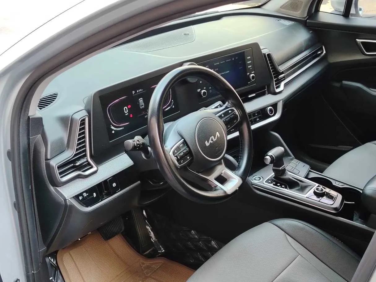 Car image 12