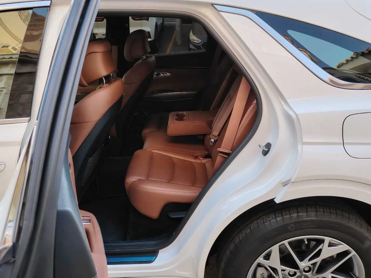 Car image 16