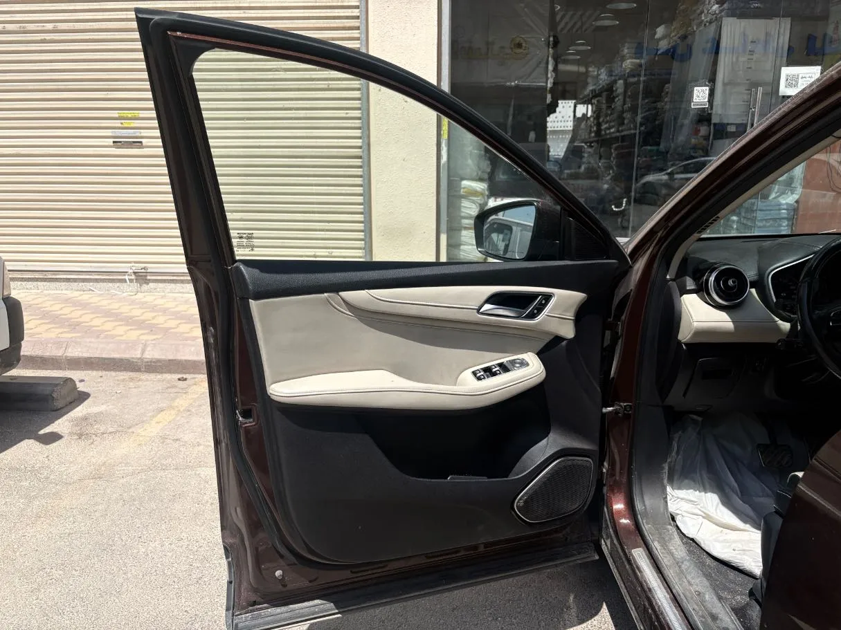 Car image 10