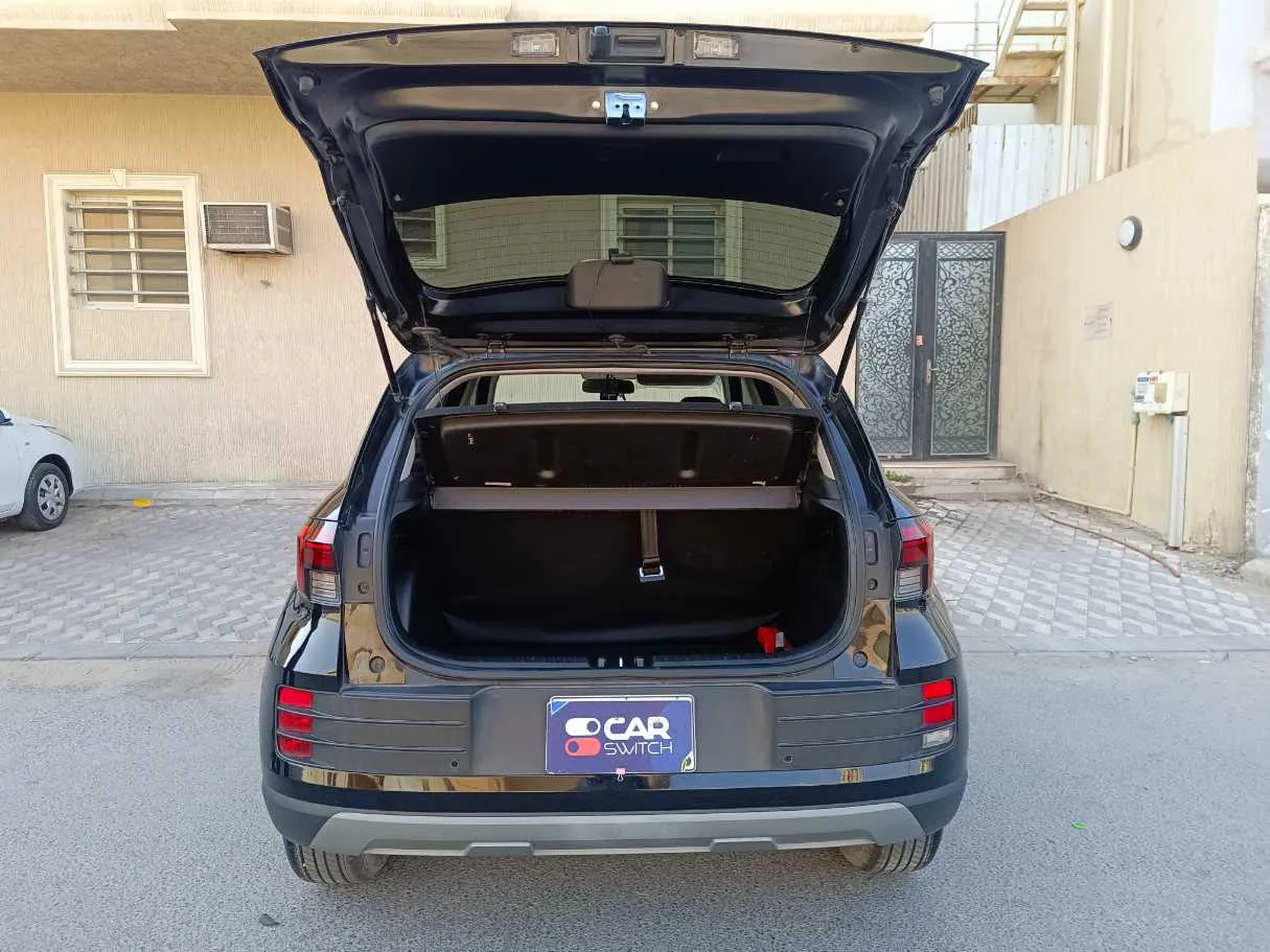 Car image 25