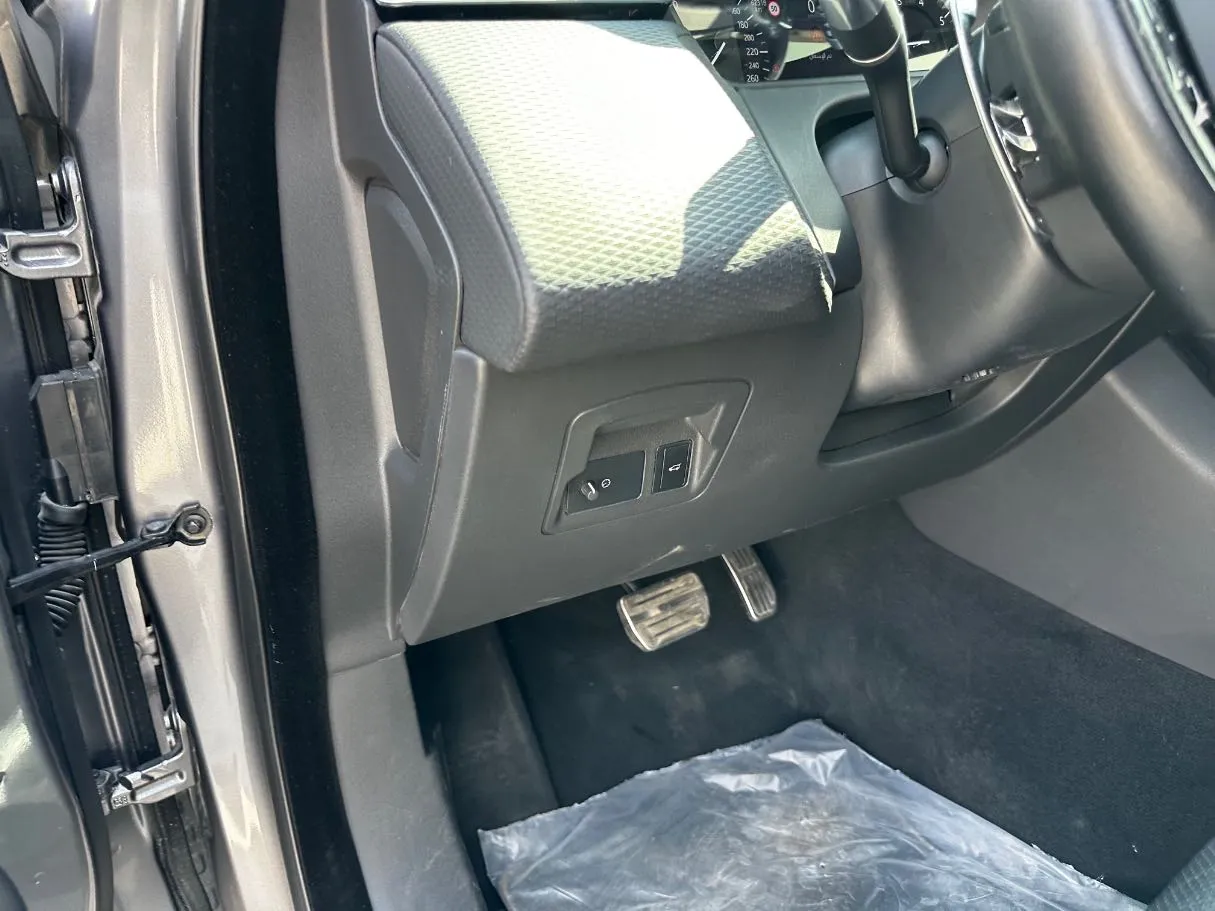 Car image 27
