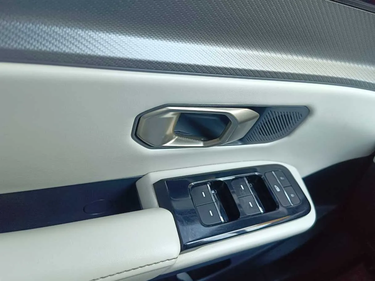 Car image 32